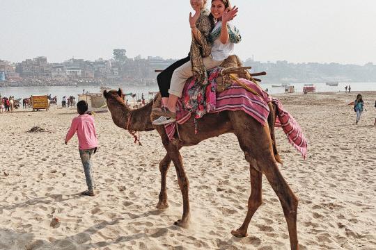 博彩网址大全学生在j学期出国游学期间骑着骆驼.